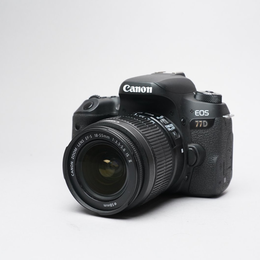 Canon EOS 77D w/18-55mm Lens