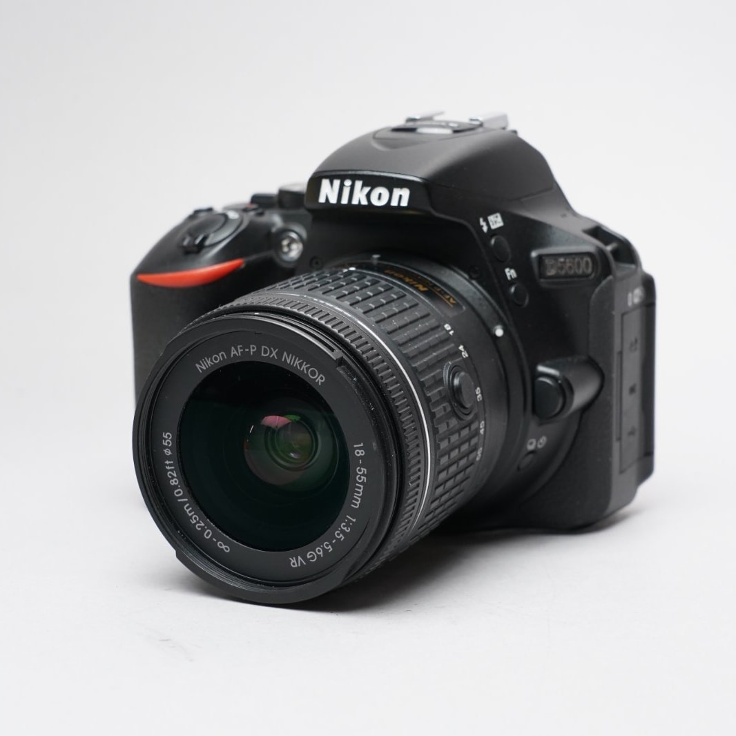 Nikon D5600 W/ 18-55mm 3.5-5.6