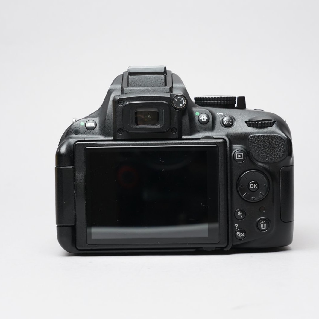Nikon D5200 w/ 18-55mm Lens | GearFocus