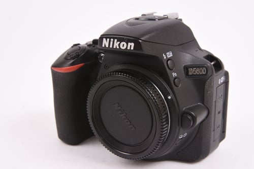 Nikon D5600 w/18-55mm
