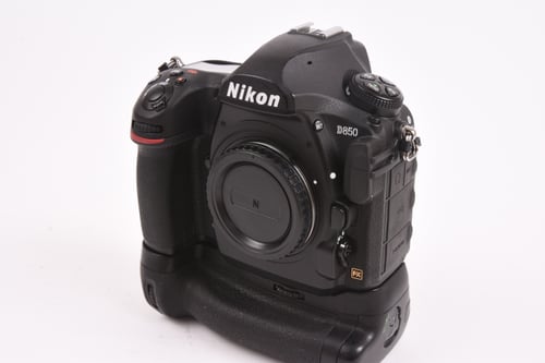Nikon D850 Body w/ Grip