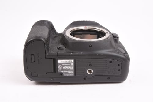 thumbnail-5 for Canon EOS 5D IV Body w/ Grip